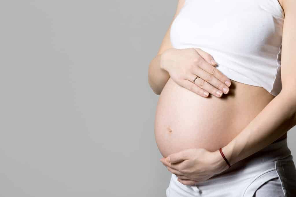 Femme enceinte sereine — ostéopathie périnatalité à Bordeaux pour soulager les douleurs de grossesse