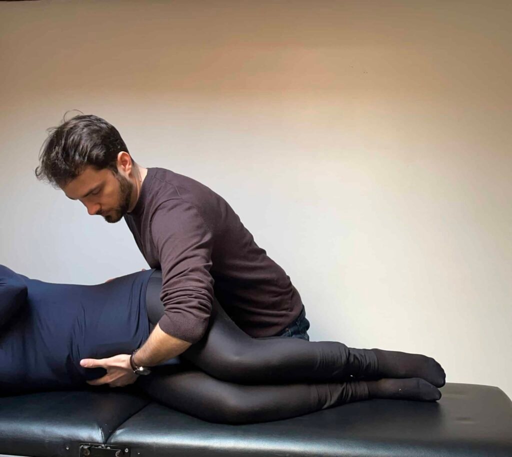 Timothée Richard, ostéopathe à Bordeaux, réalisant un soin doux sur une femme enceinte en cabinet