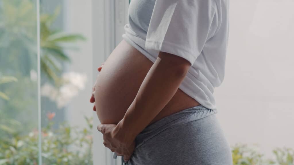 Femme enceinte illustrant les transformations corporelles de la grossesse et les douleurs lombaires